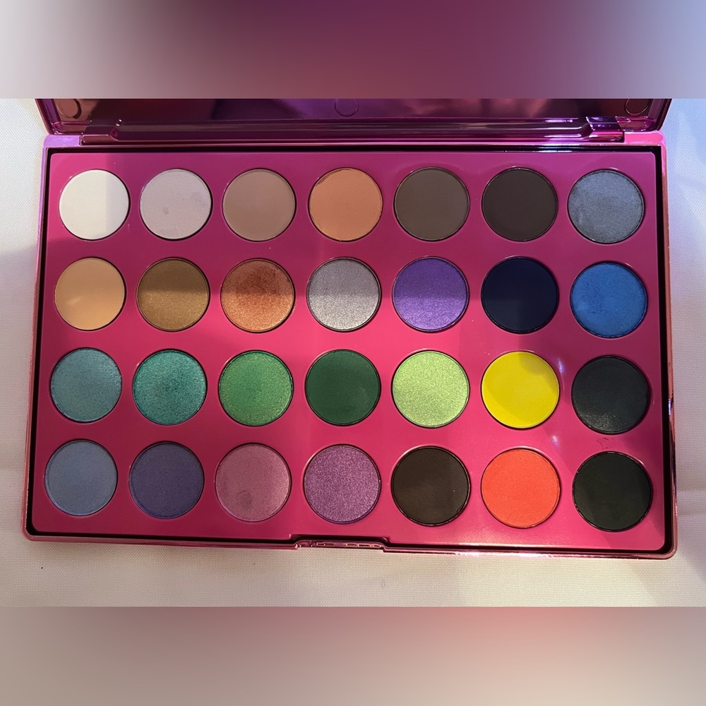 Cosmo Eyeshadow palette